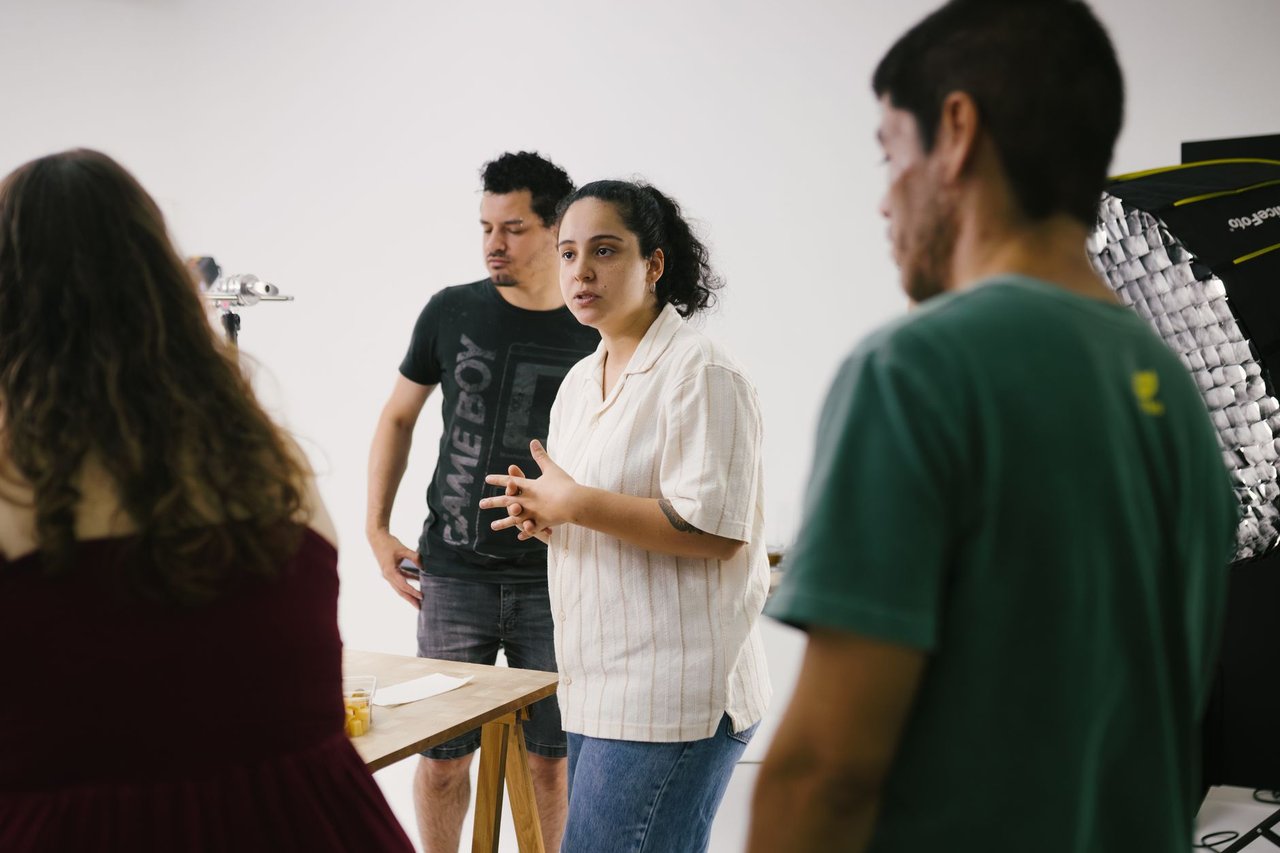 Equipe de profissionais reunida em um estúdio durante uma sessão de brainstorming.